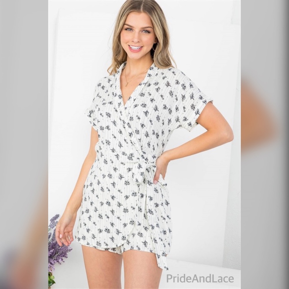 🆕 OFF WHITE FLOWER PRINT V-NECKLINE SURFPLICE ROMPER - Picture 2 of 6